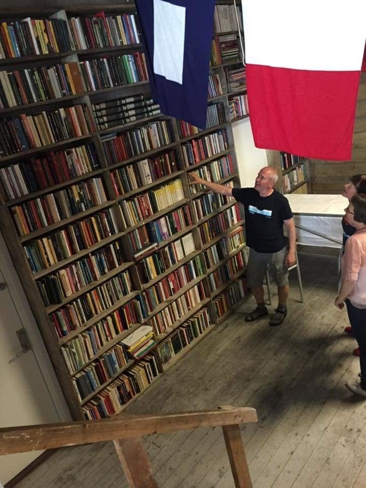Biblioteket i veggene på Bruket / Myken Destilleri
Her kan du låne eller ta med deg ei bok du liker